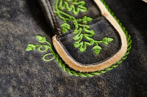 Personalisierte Hirschlederhosen mit Stickmustern