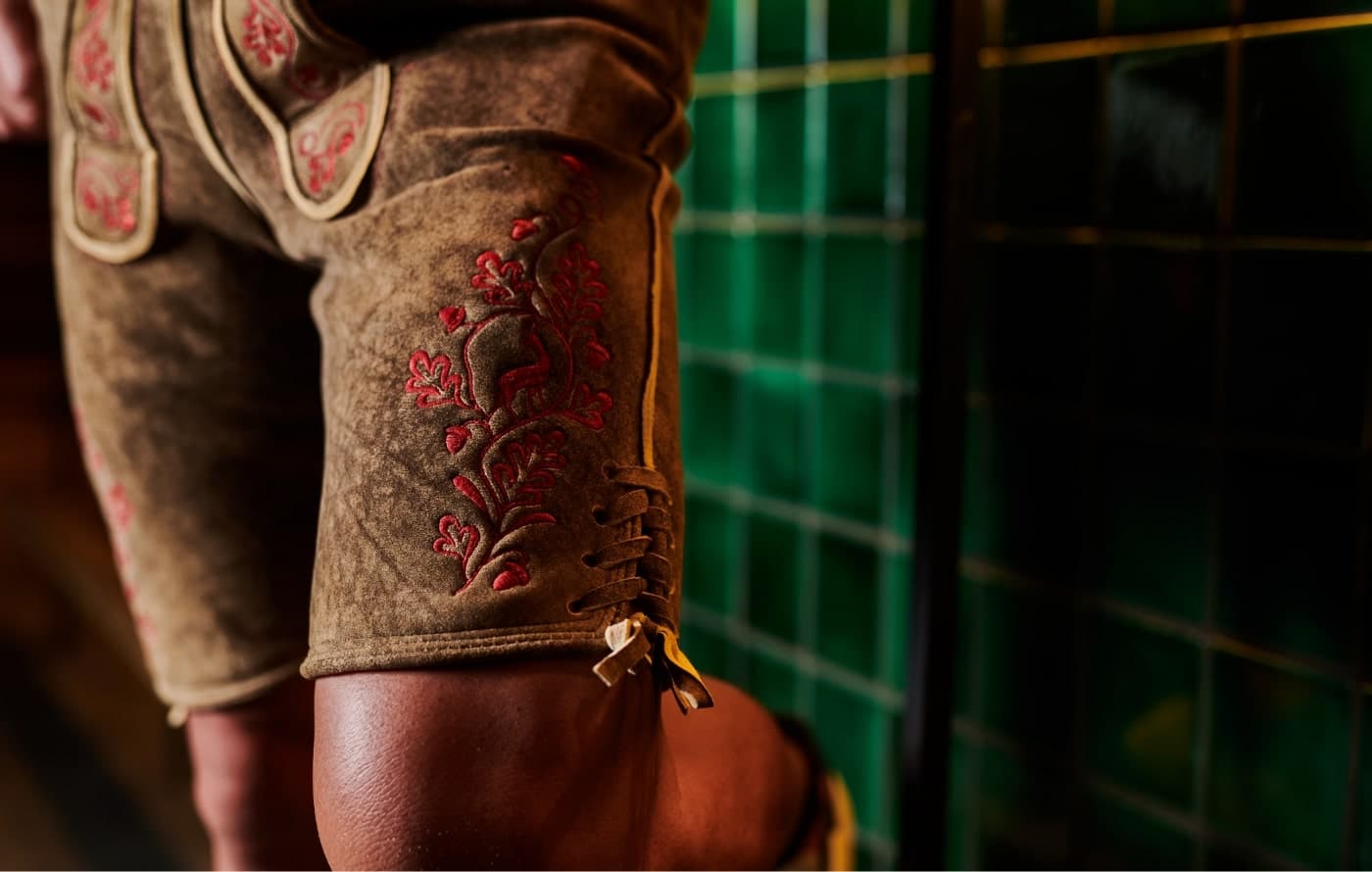 Lederhosen aus Hirschleder mit personalisierter Gravur