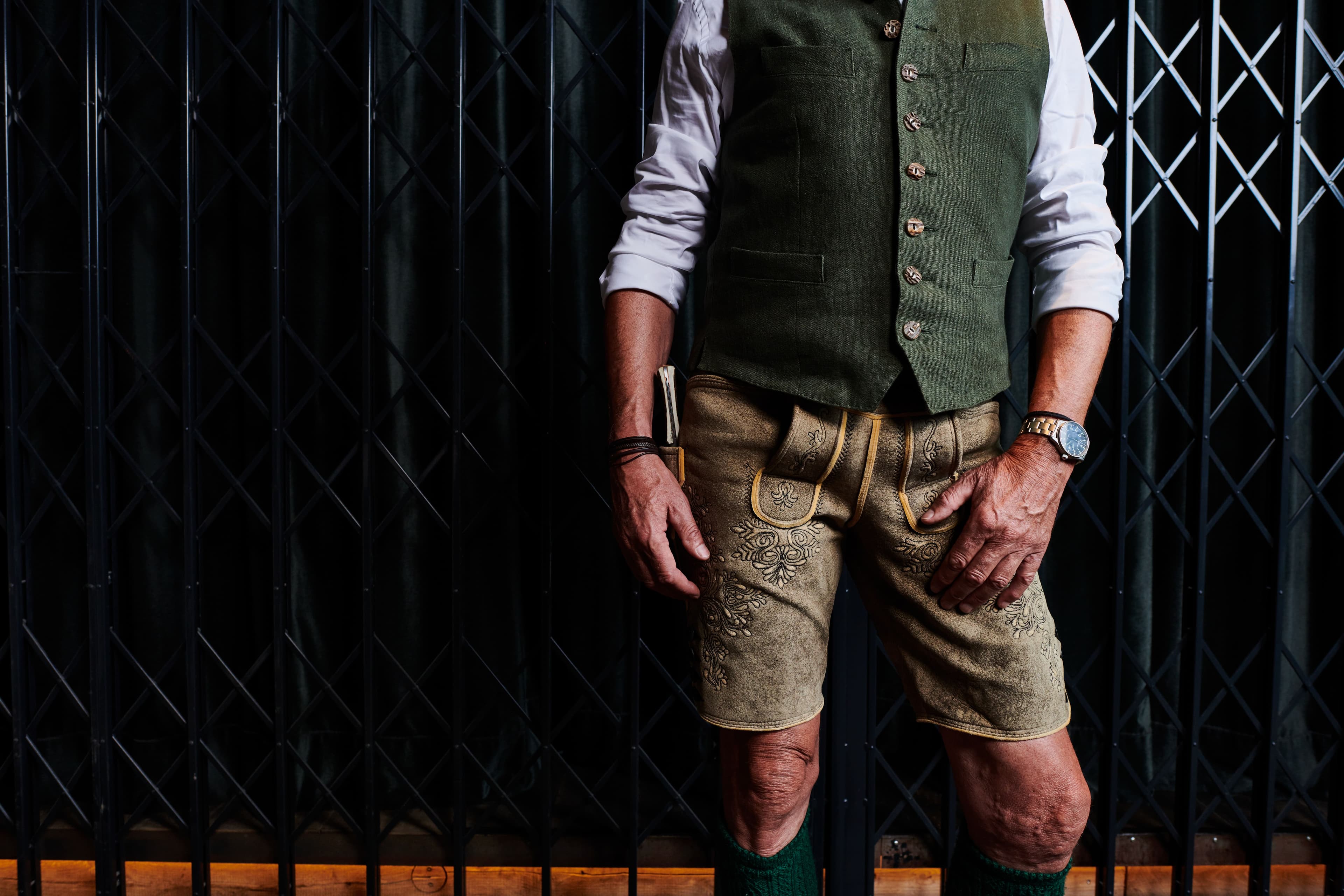 Lederhosen aus Ziegenleder mit individuellen Stickereien