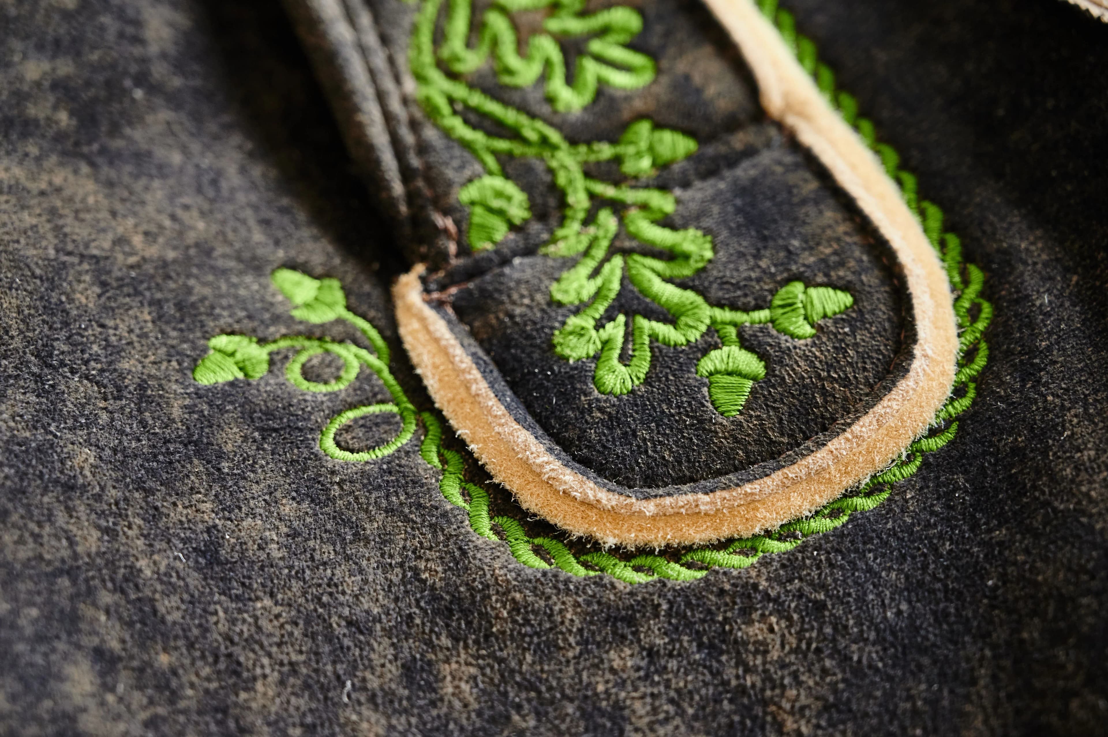 Personalisierte Lederhosen mit edlen Stickmustern