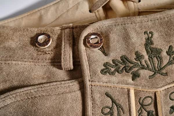 Lederhosen aus Österreich mit handgefertigten Nähten